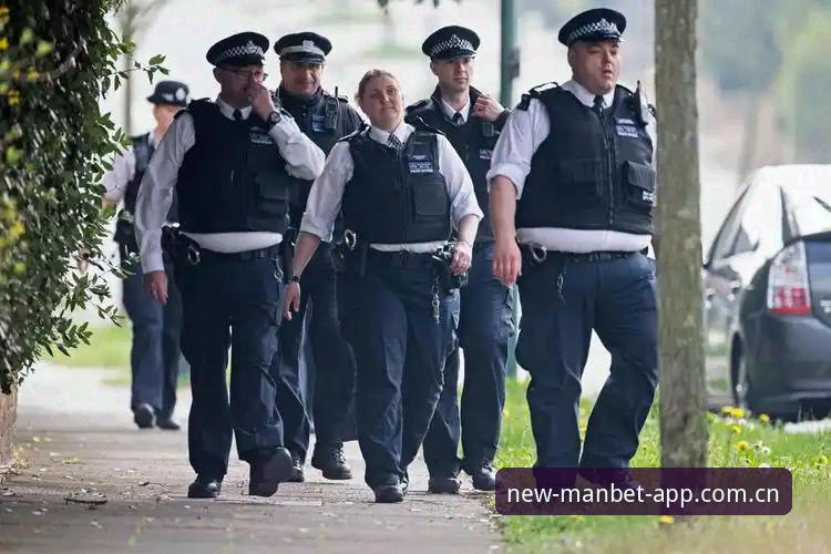 揭秘世界杯安保新策略：英国警员缩减背后的创新应对之道